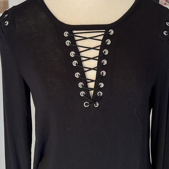 𝗚𝗲𝗻𝗲𝗿𝗮𝘁𝗶𝗼𝗻 𝗟𝗼𝘃𝗲 Vivi Tie Up Long Sleeve - Picture 7 of 10